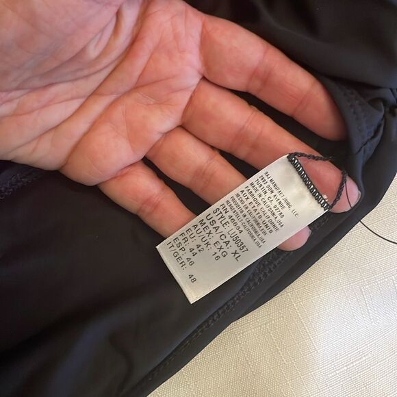 LUXE BY LISA VOGEL. BLACK BIKINI BOTTOM WITH ROUCHED SIDES. NEW - Picture 3 of 7